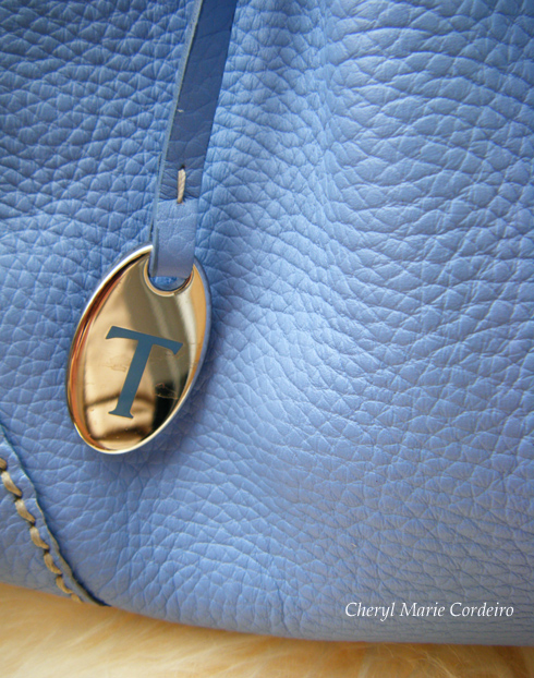 Tods logo on blue grained leather bag
