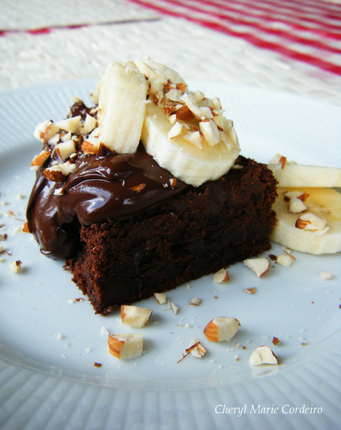 Chocolate brownie with fudge and bananas