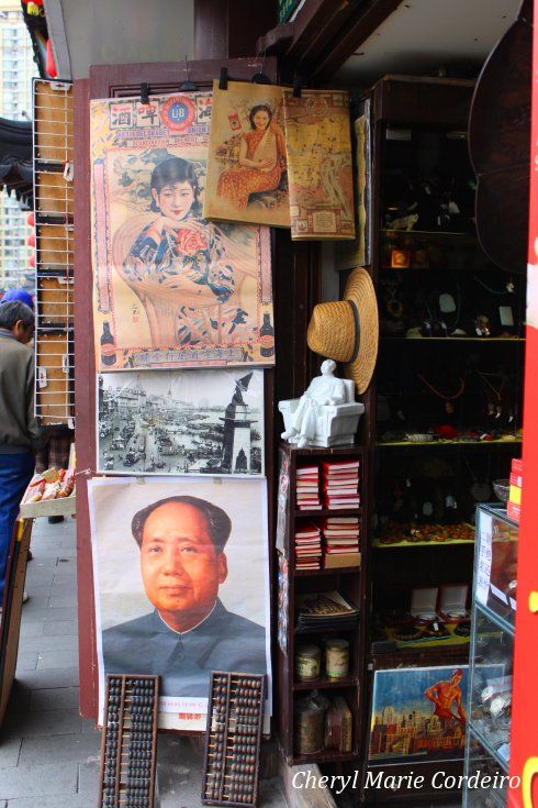 Shop with antiques, Yuyuan, Shanghai 2011.