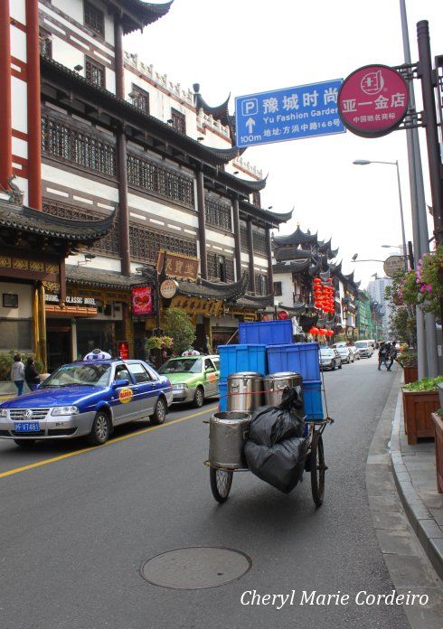 Yuyuan, Shanghai 2011, main street.