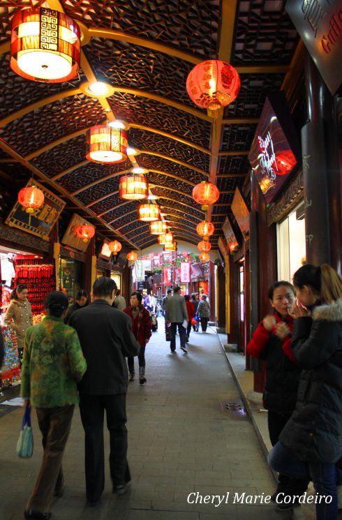 Yuyuan, passage way into the garden, Shanghai 2011.