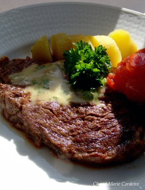 Entrecôte beef with bernaise sauce, almond potatoes, cherry tomatoes and parsley