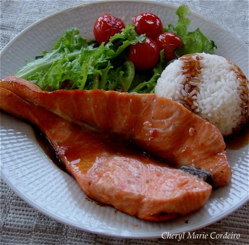 Salmon with teriyaki sauce, rice, lettuce and tomatoes
