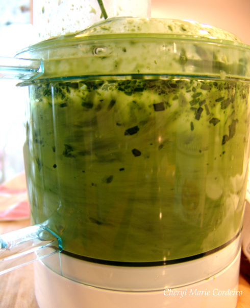 Blending the pandan leaves 