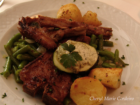 Fried lamb chops, long beans, bread crusted potatoes, Lübecker Hanse