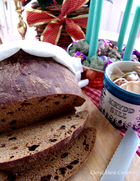 Vörtbröd recept, with homemade pickled herring, sill, Swedish Christmas dark bread recipe 