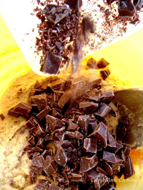 Chocolate bits into the chocolate chip cookie mixture; choklad bitar till chokladkakor, recept.