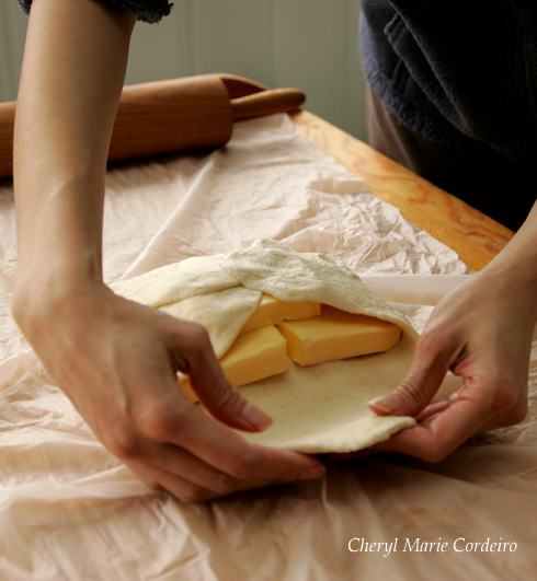 Smördeg recept, enveloping the butter into the dough for puff pastry. 