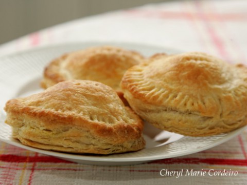 Round curry puffs made using puff pastry.