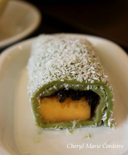 Mango with pulot hitam wrapped in a skin of glutinous rice, Ji De Chi, Jurong Point, Singapore.