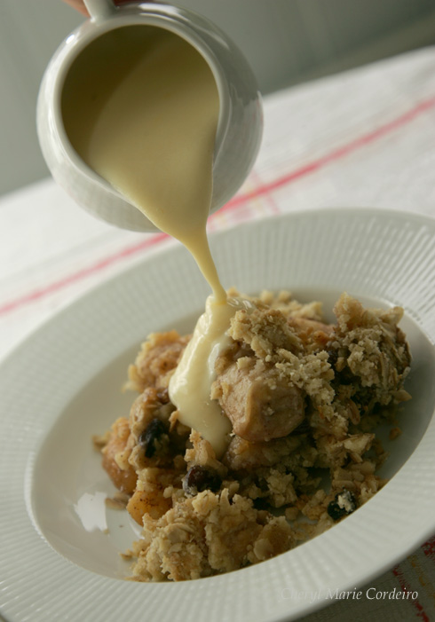 Apple and banana crumble with vanilla sauce.