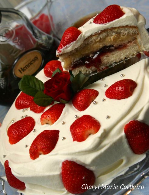 Strawberry and banana sponge cake to Valentine's Day.