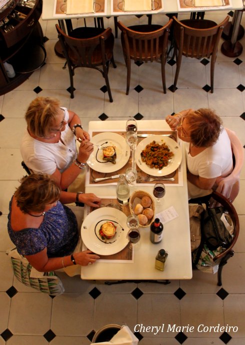 Els Quatre Gats, women dining.