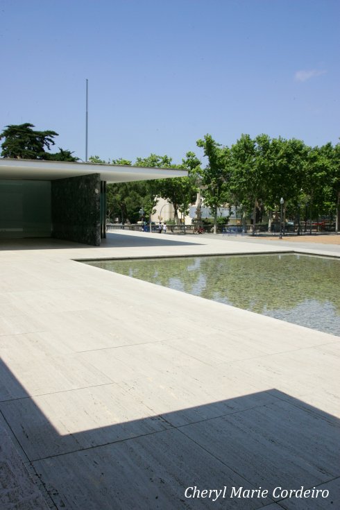 Mies van der Rohe Pavilion, diagonal, water basin.