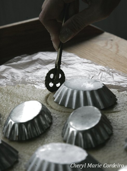 Cutting pastry dough for Swedish mazariner.