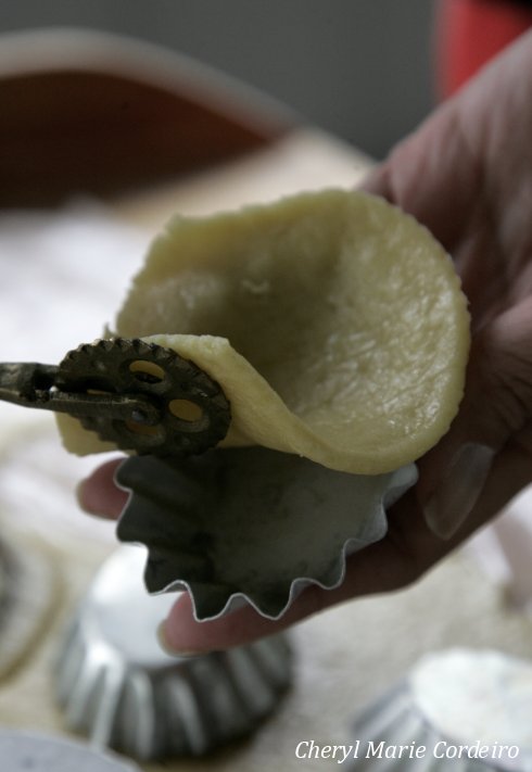 Pastry in tin forms, Swedish mazariner.