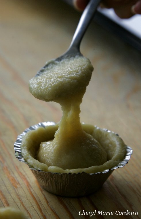 Filling almond paste into pastry dough, Swedish mazarin.